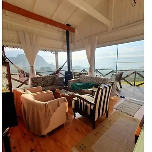 Vista Da Montanha. Casa Inteira 6 Pessoas. Barracão
